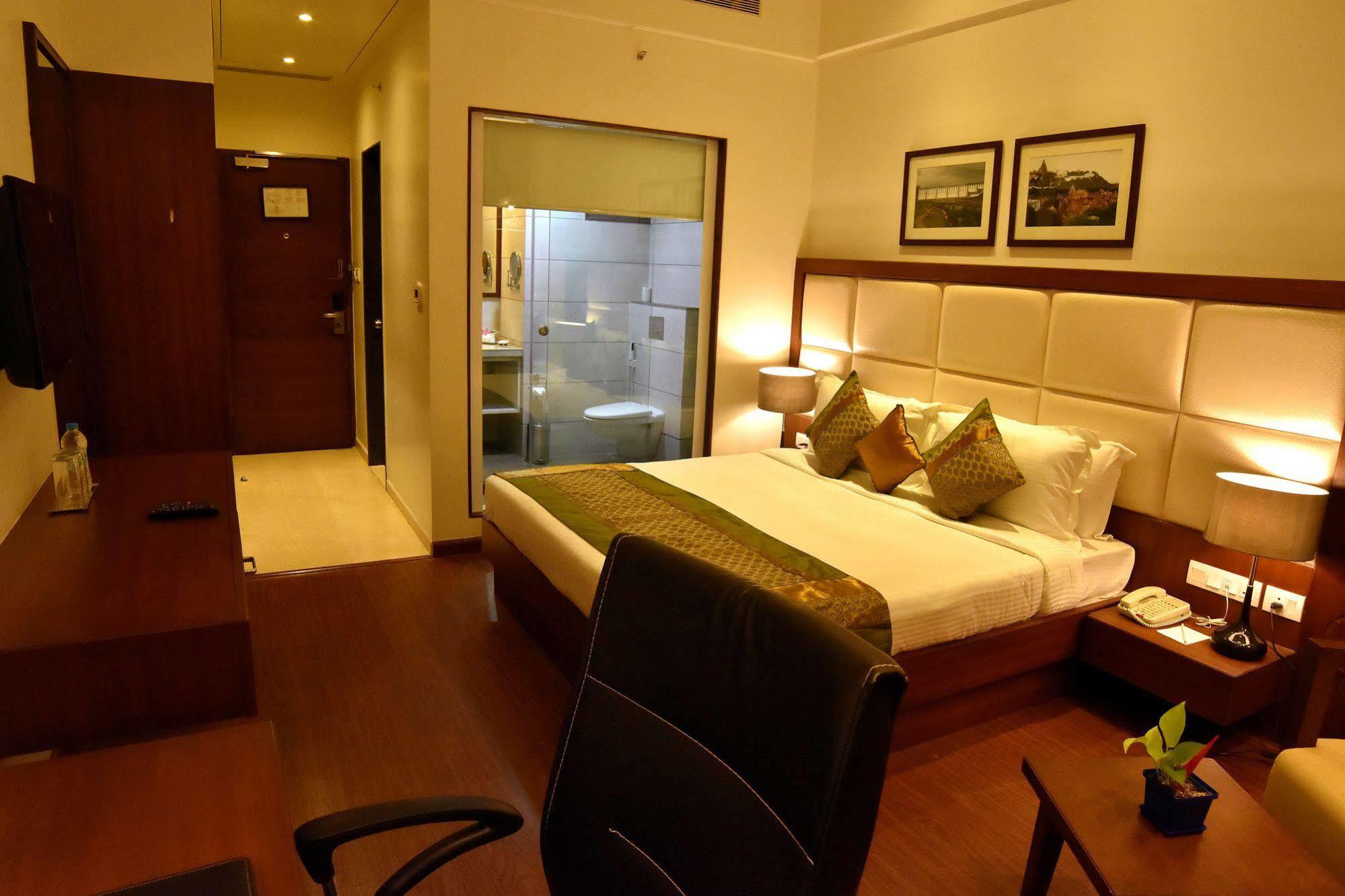 Comfort Inn Donil Vadodara Buitenkant foto