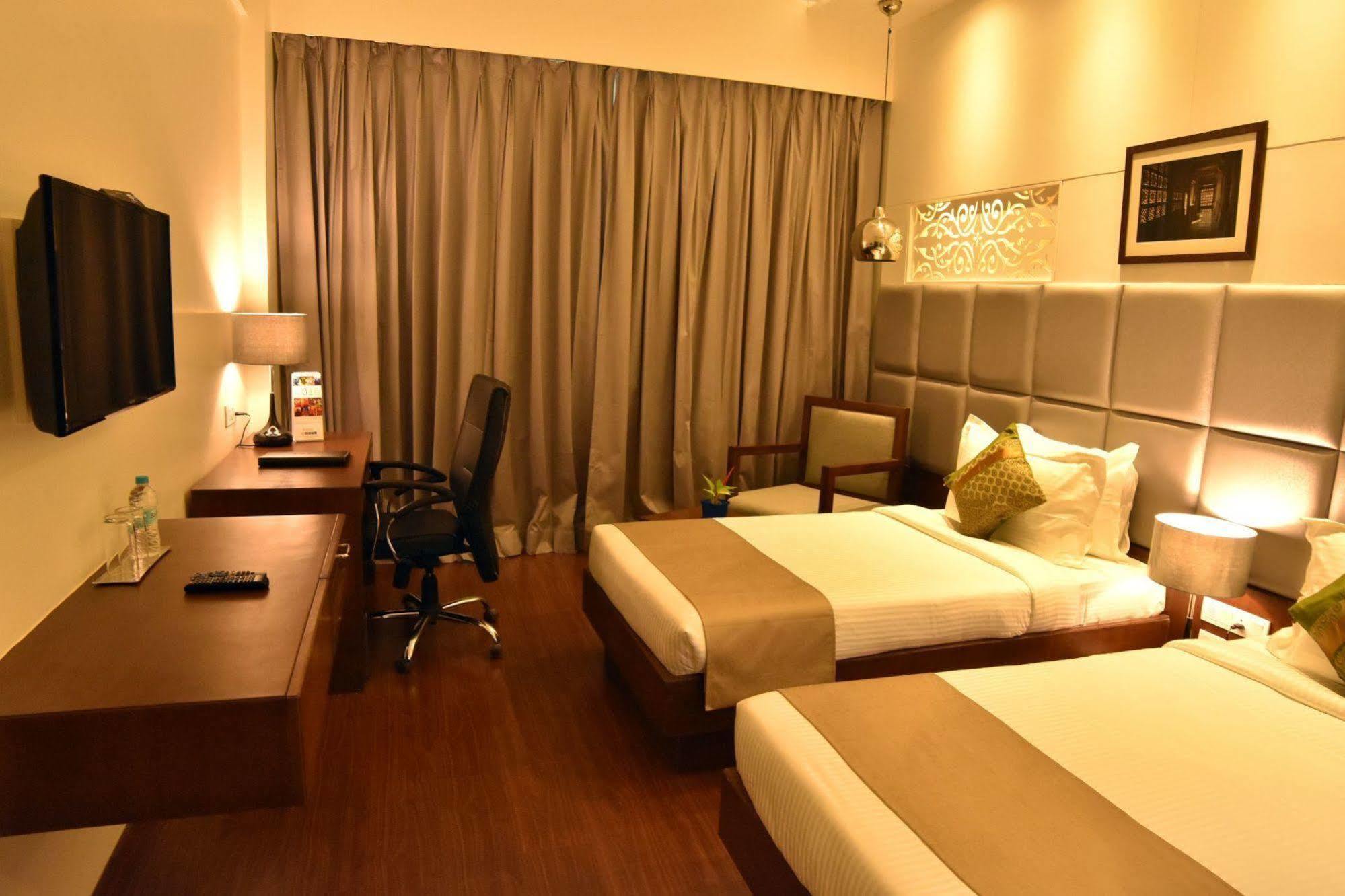 Comfort Inn Donil Vadodara Buitenkant foto
