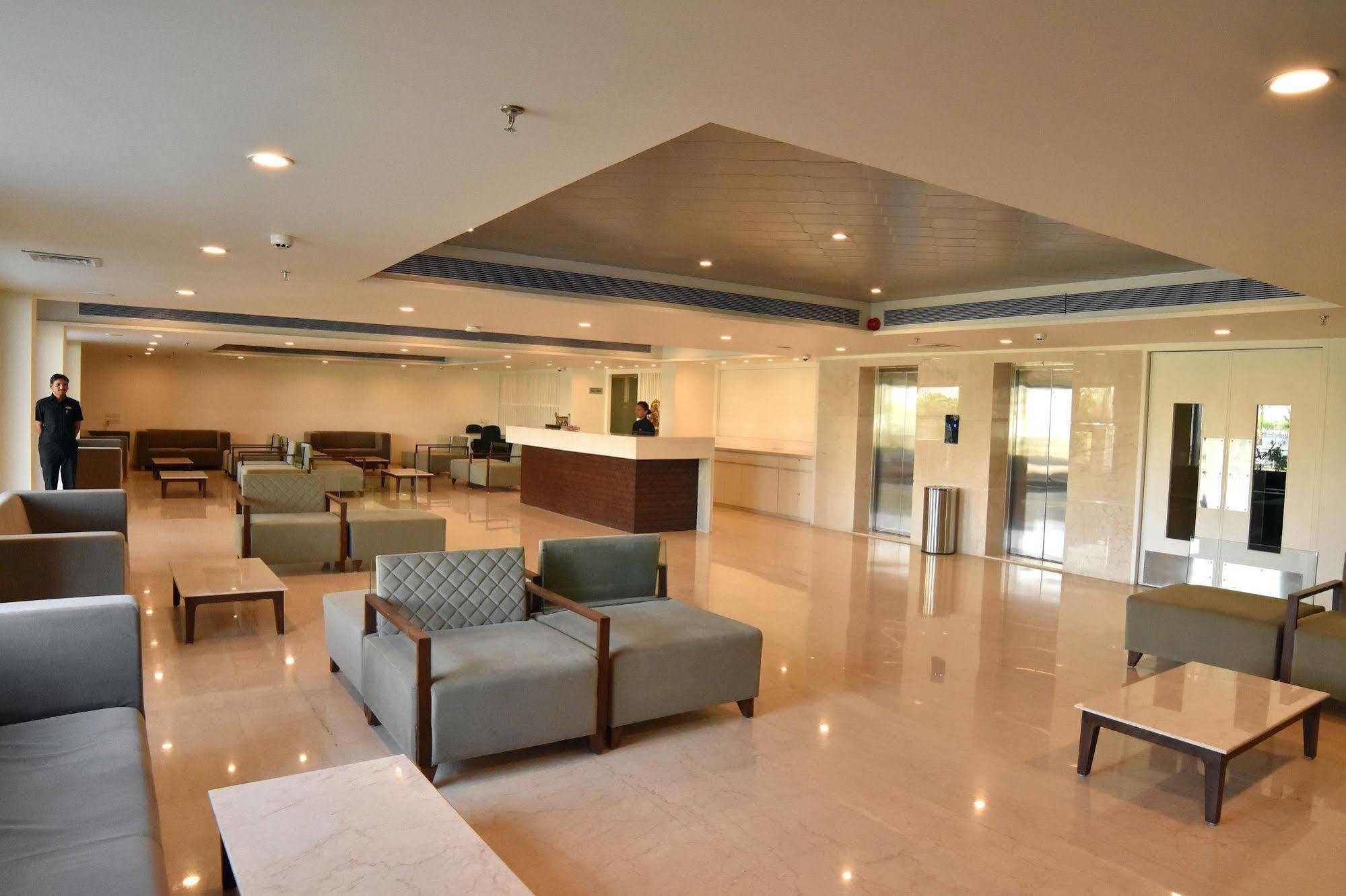 Comfort Inn Donil Vadodara Buitenkant foto