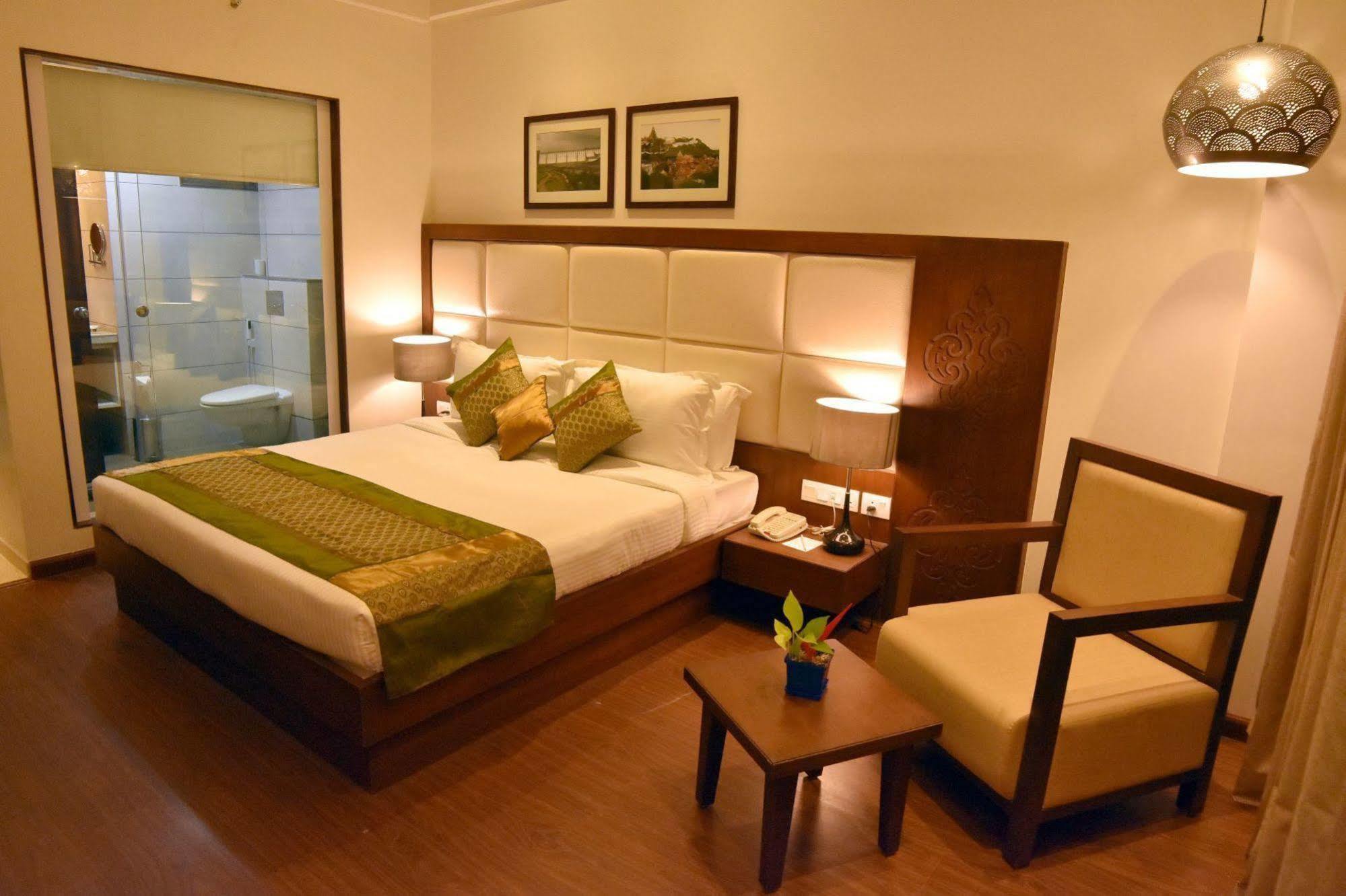 Comfort Inn Donil Vadodara Buitenkant foto