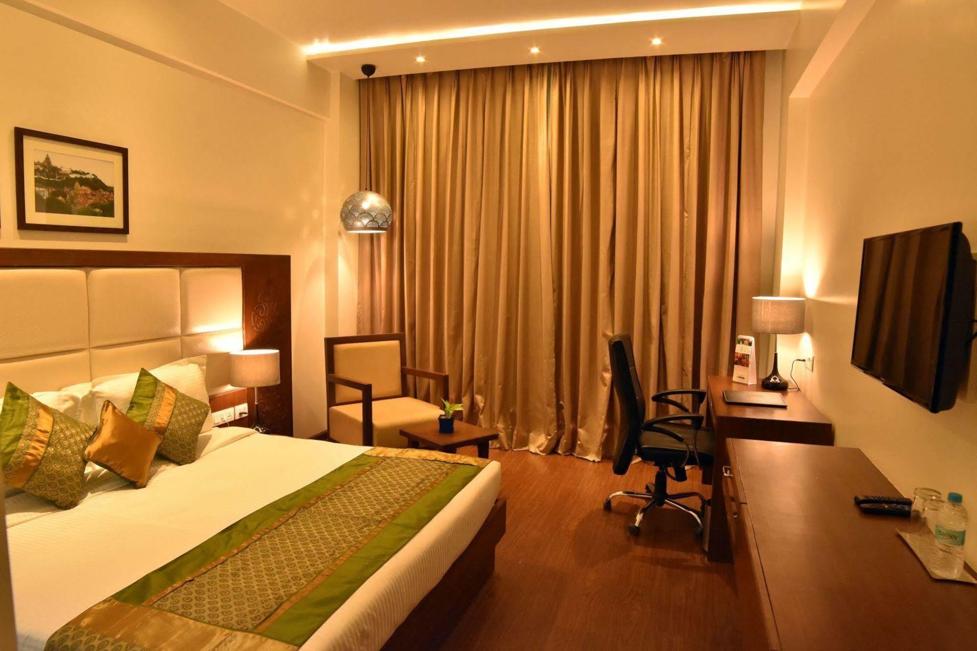 Comfort Inn Donil Vadodara Buitenkant foto