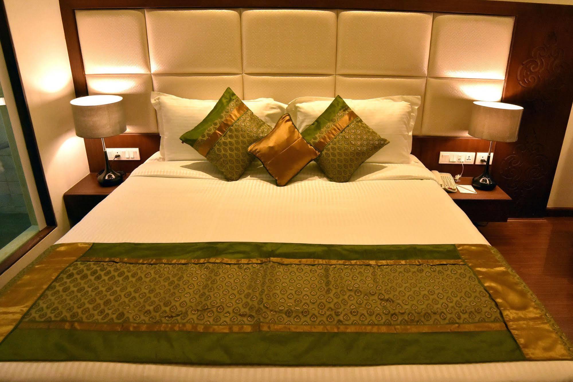 Comfort Inn Donil Vadodara Buitenkant foto