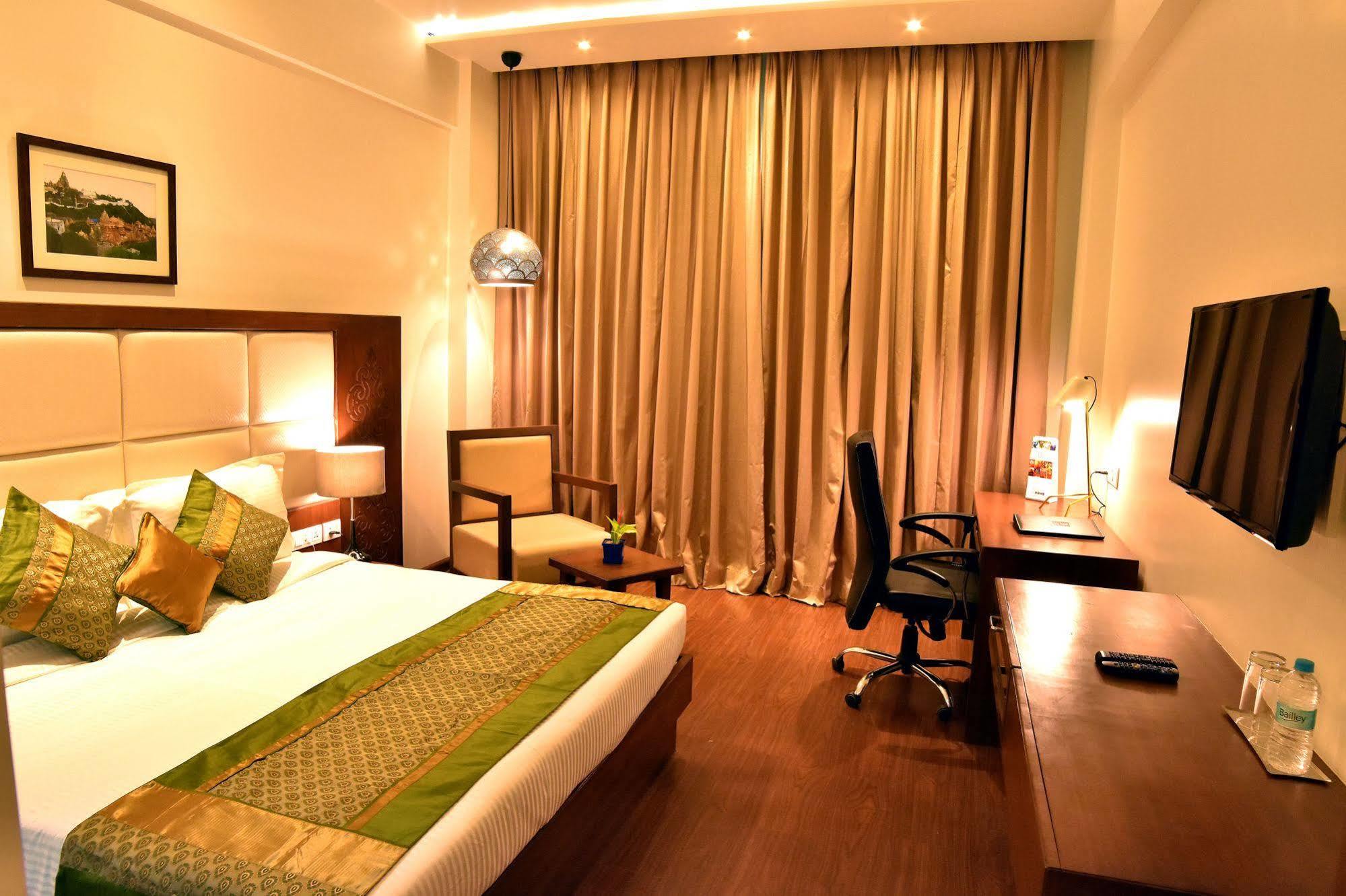 Comfort Inn Donil Vadodara Buitenkant foto