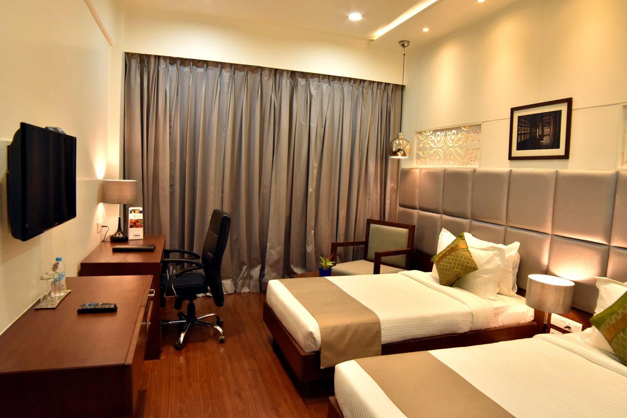 Comfort Inn Donil Vadodara Buitenkant foto
