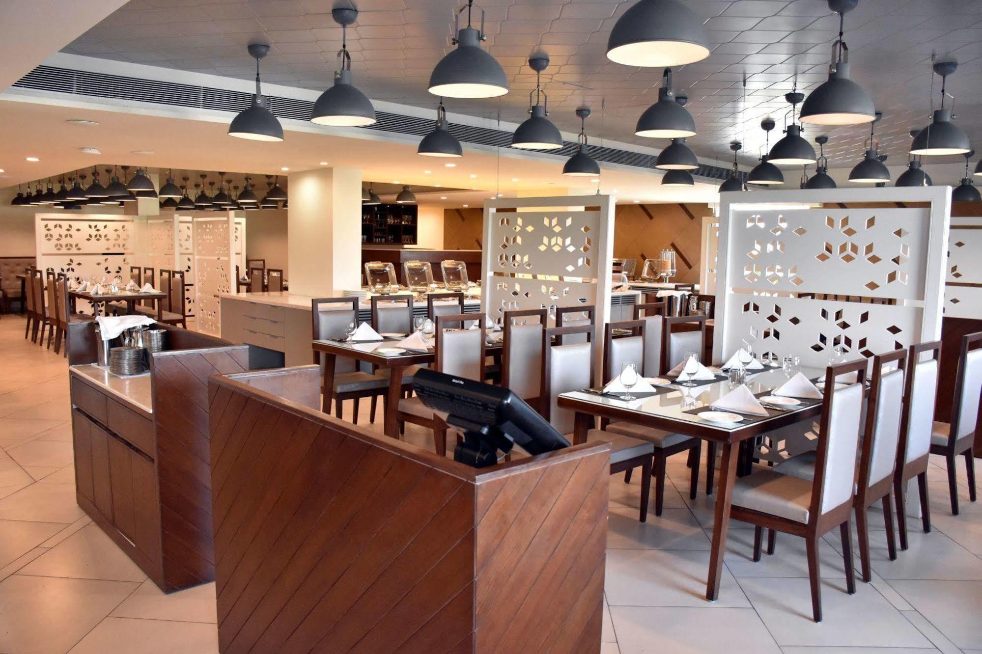 Comfort Inn Donil Vadodara Buitenkant foto