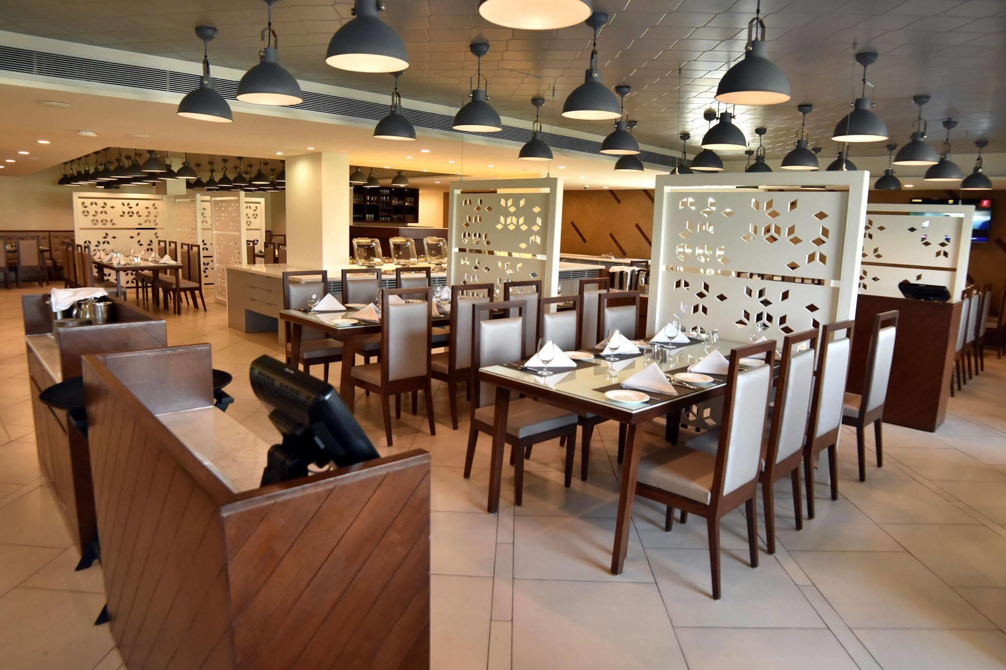 Comfort Inn Donil Vadodara Buitenkant foto