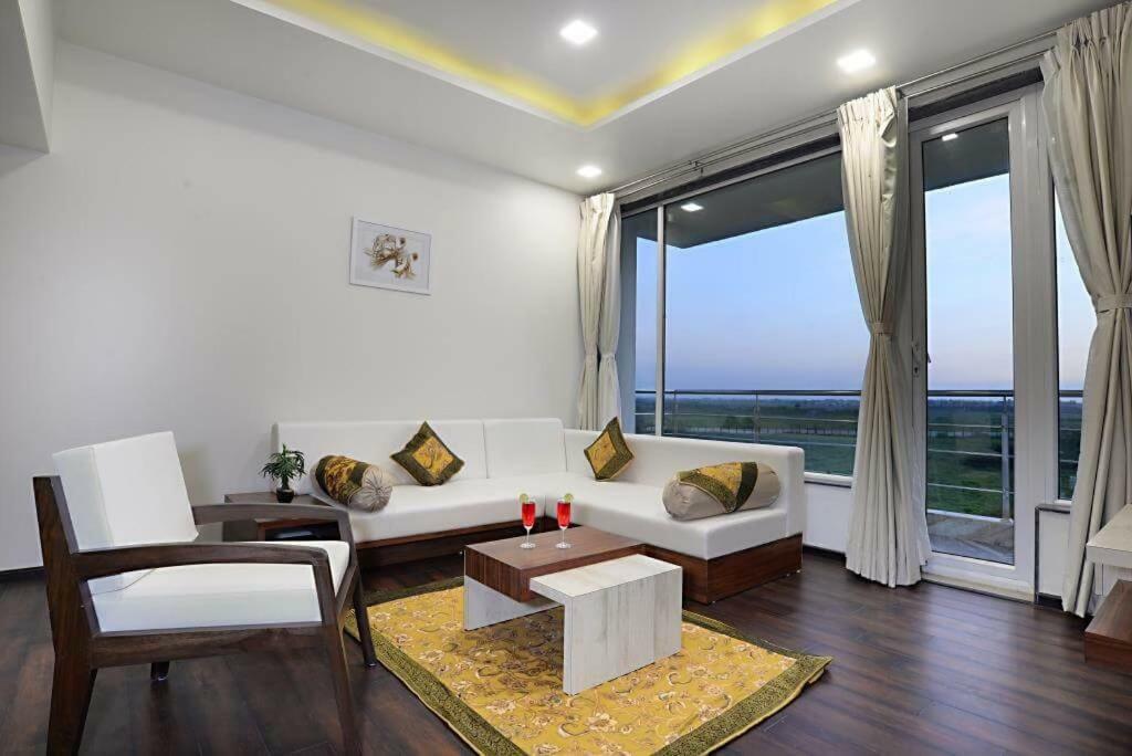 Comfort Inn Donil Vadodara Buitenkant foto
